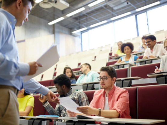 Salle de classe lumineuse avec élèves et grandes fenêtres